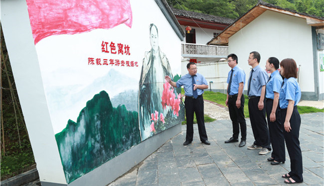 江西赣州南康区：到陈毅三年赣南游击战争纪念地开展党日活动